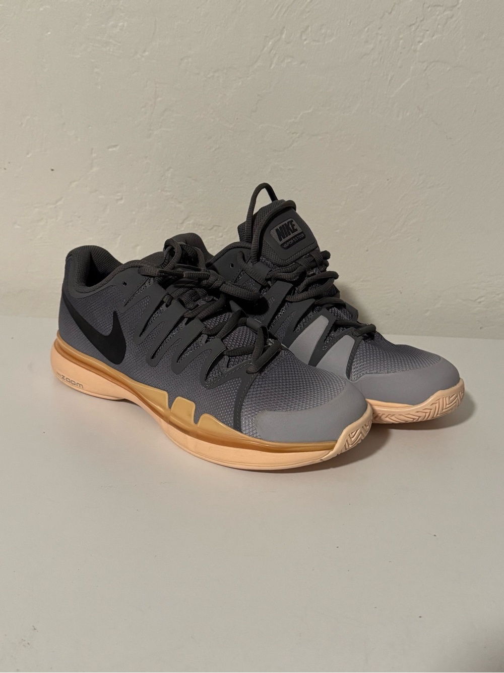 Nike Vapor 9.5 Tour Zoom Men’s Gray & Tan Athletic Training Shoes